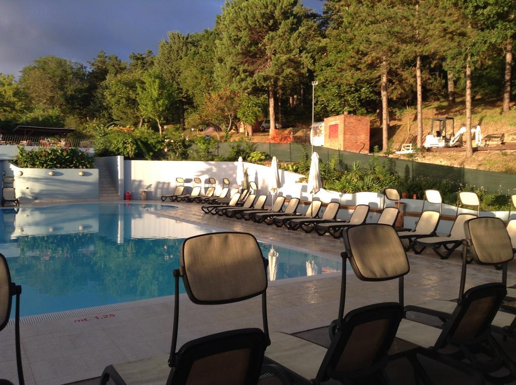 Camping Pineta Urbino Exterior photo